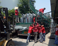37°高温下，水果视频色版APP下载水果短视频app设备公司的员工仍然在坚持工作