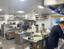 成都学校食堂厨具水果短视频app设备生产厂家告诉你选择商用厨具的注意事项
